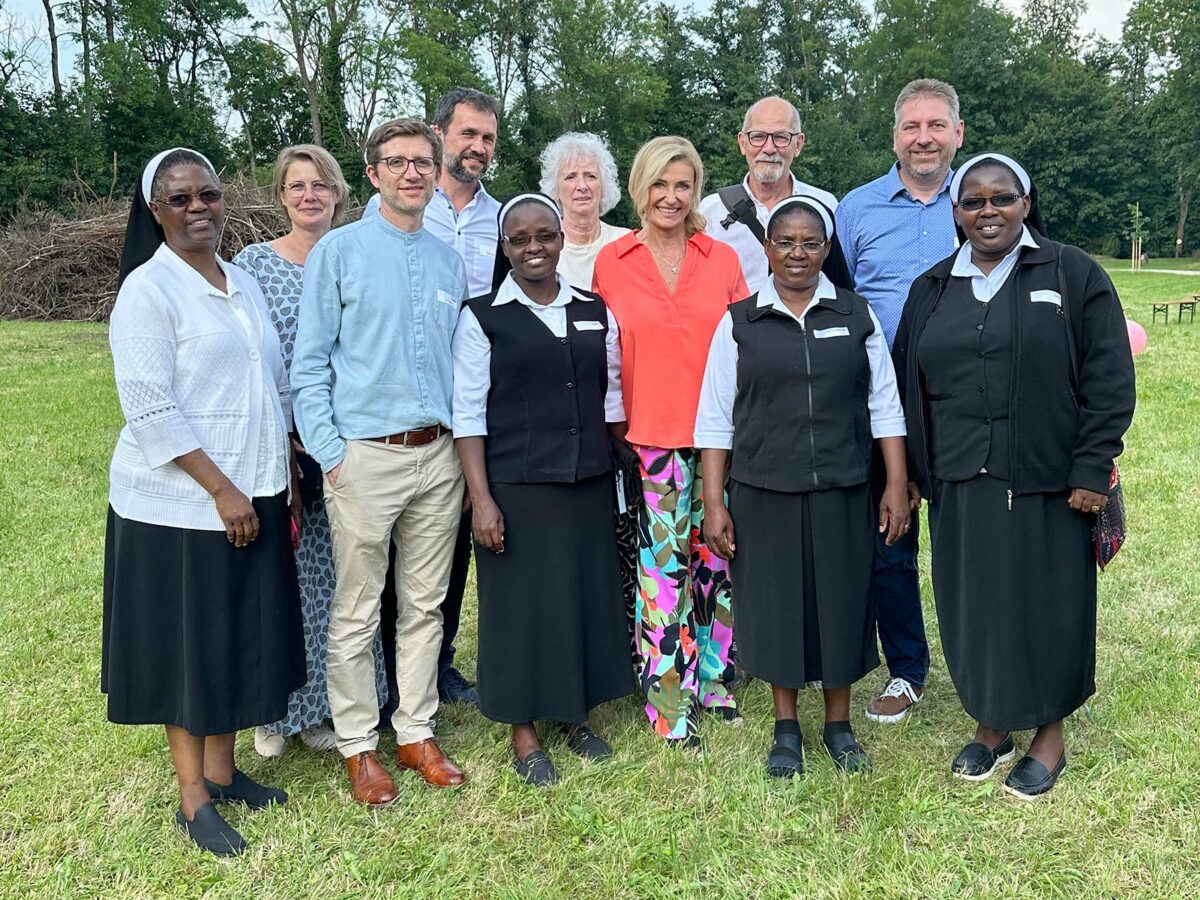 Das Thika-Team auf dem Sommerfest bei Dagmar Wöhrl