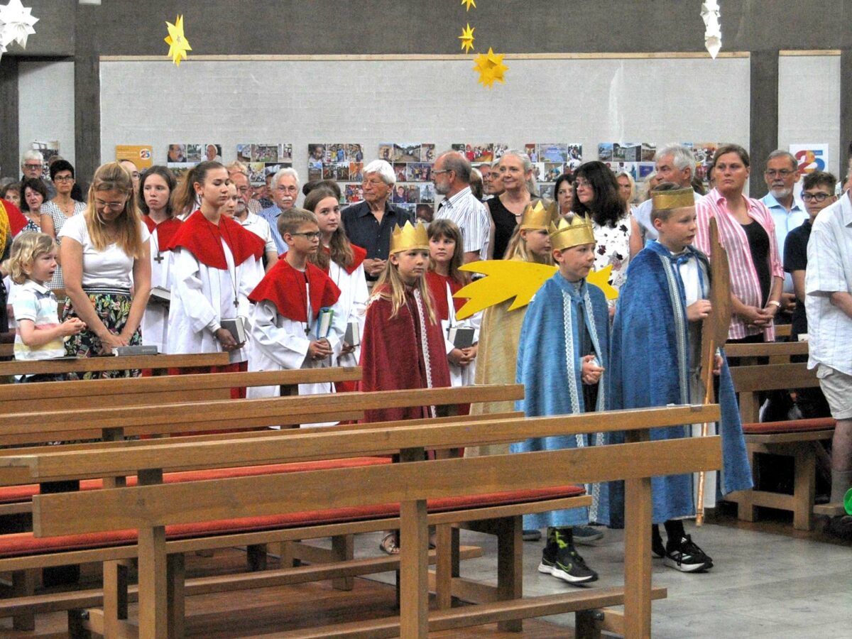 Die Sternsinger ziehen in die Kirche ein