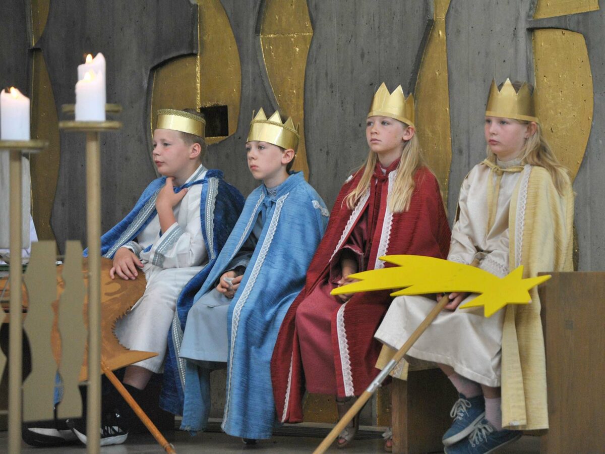 Die Sternsinger haben einen Ehrenplatz in der Kirche