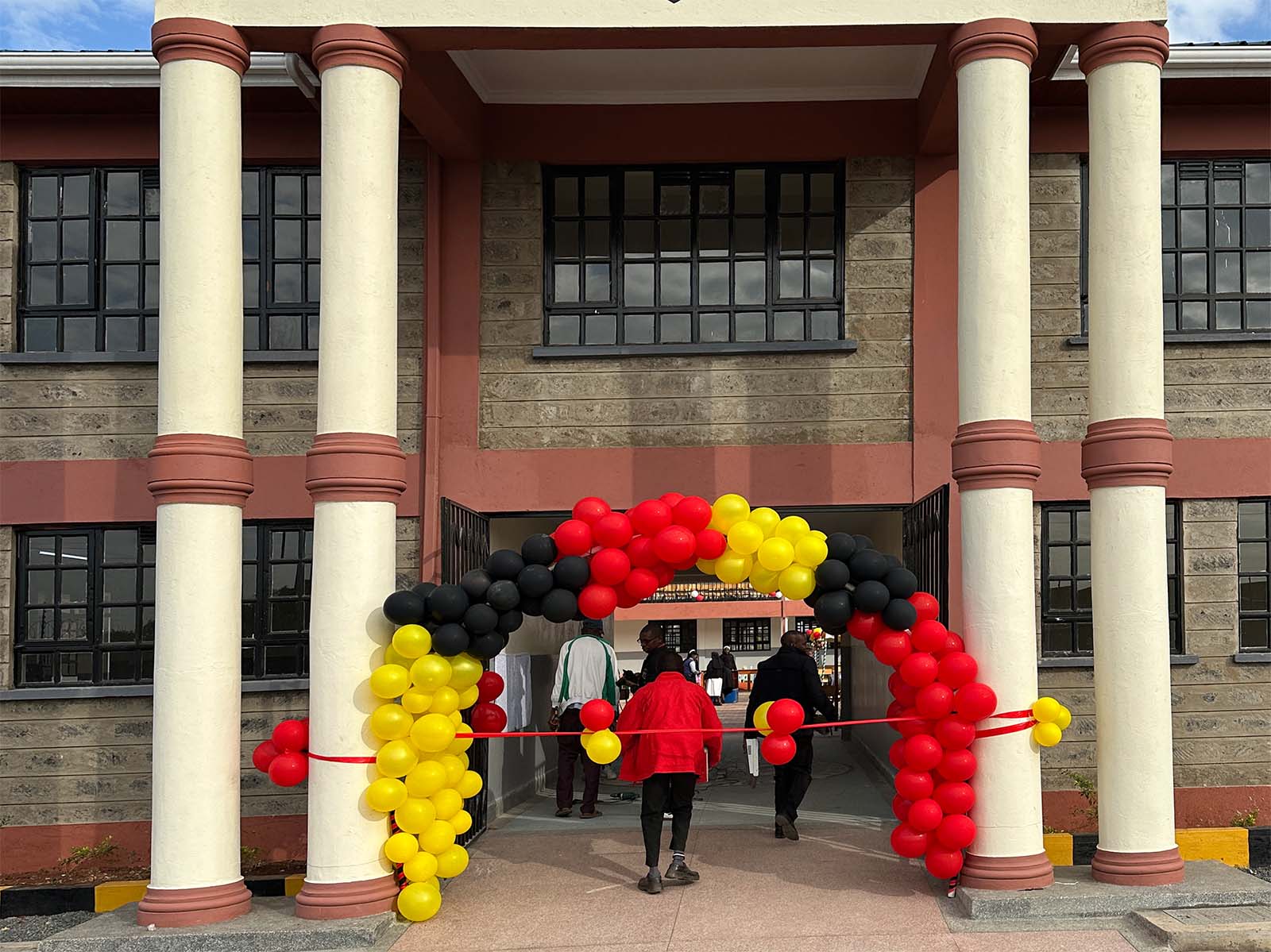 Das rote Band ist bereit zerschnitten zu werden