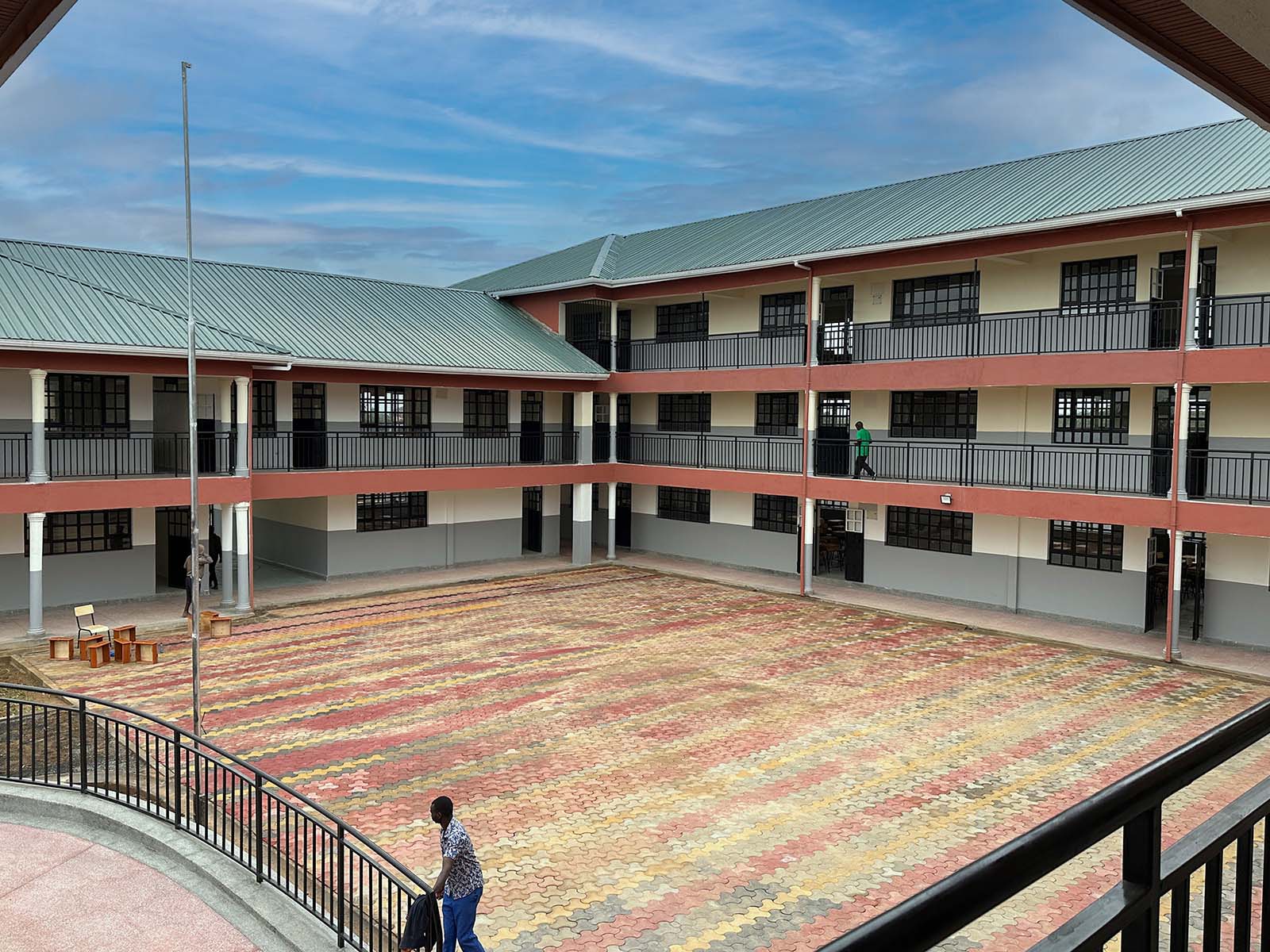 Der Schulhof wird auf drei Seiten von Gebäuden umschlossen