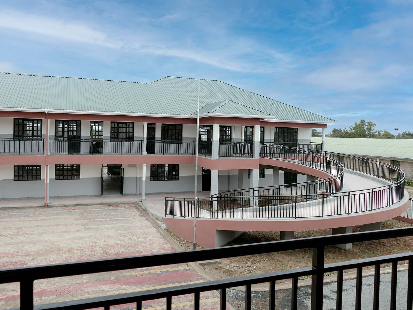 Die neue Schule mit Zugang für Behinderte - Begehung der Secondary School 