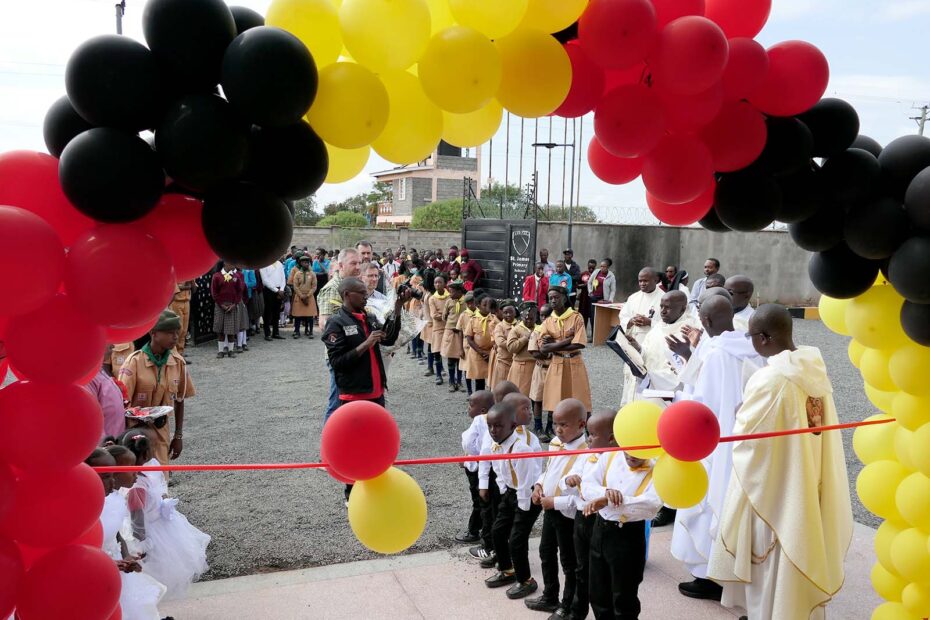 Die Eröffnung der St. James Secondary School