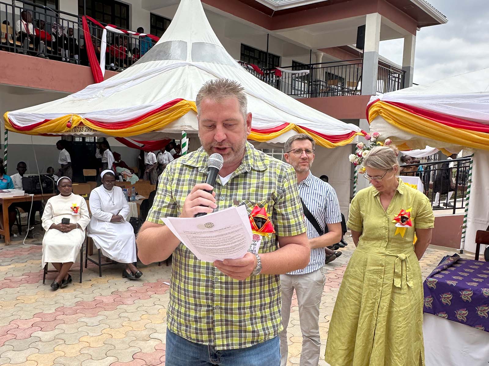 Jörg Kohlbeck bei seiner Rede zur Eröffnung der St. James Secondary School