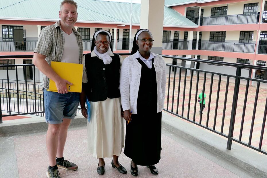 Der Bauherr Jörg Kohlbeck mit zwei der Schwestern vor Ort