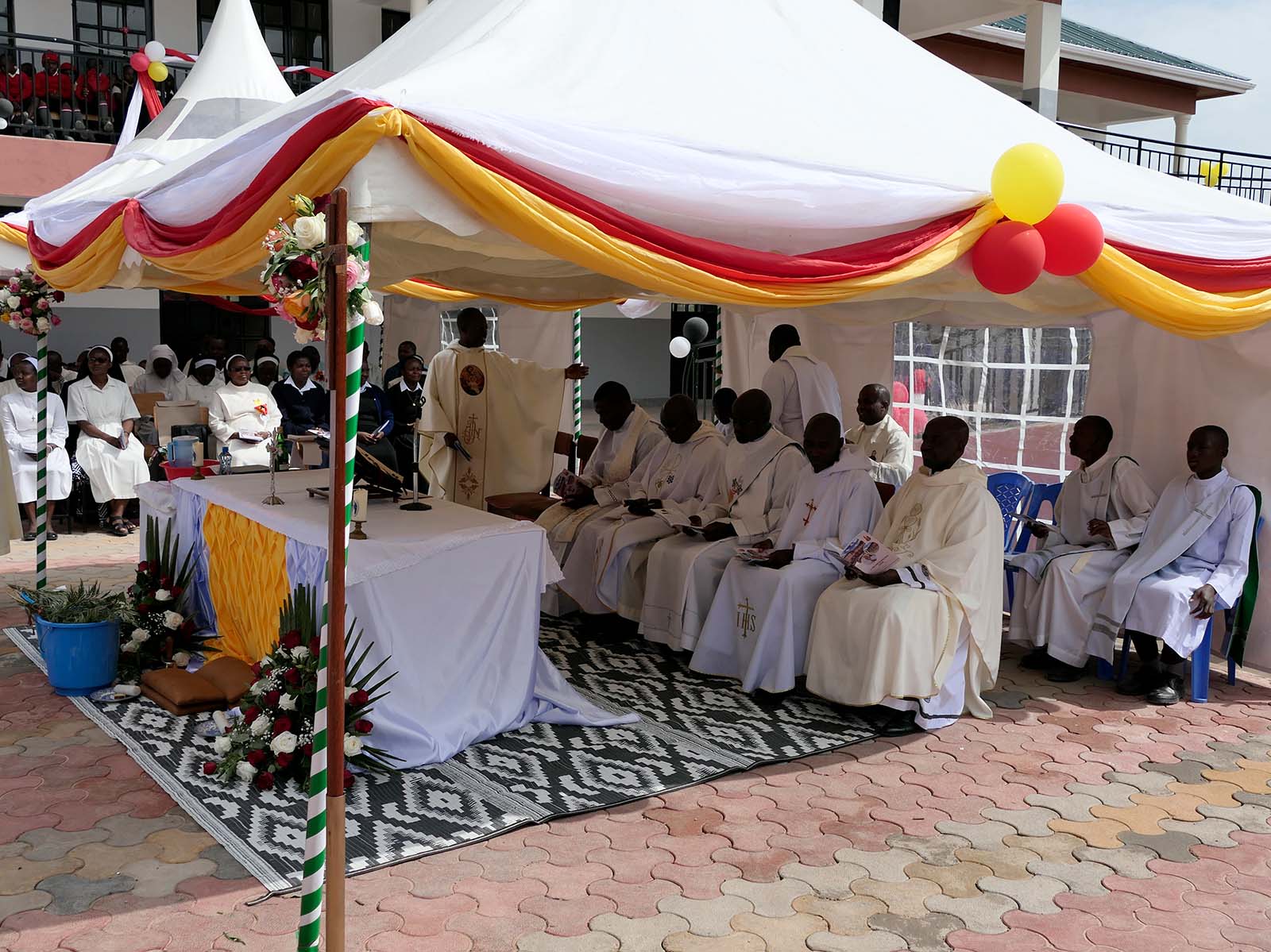 Dominikaner zelebrieren mit einem Bischof den Gottesdienst.