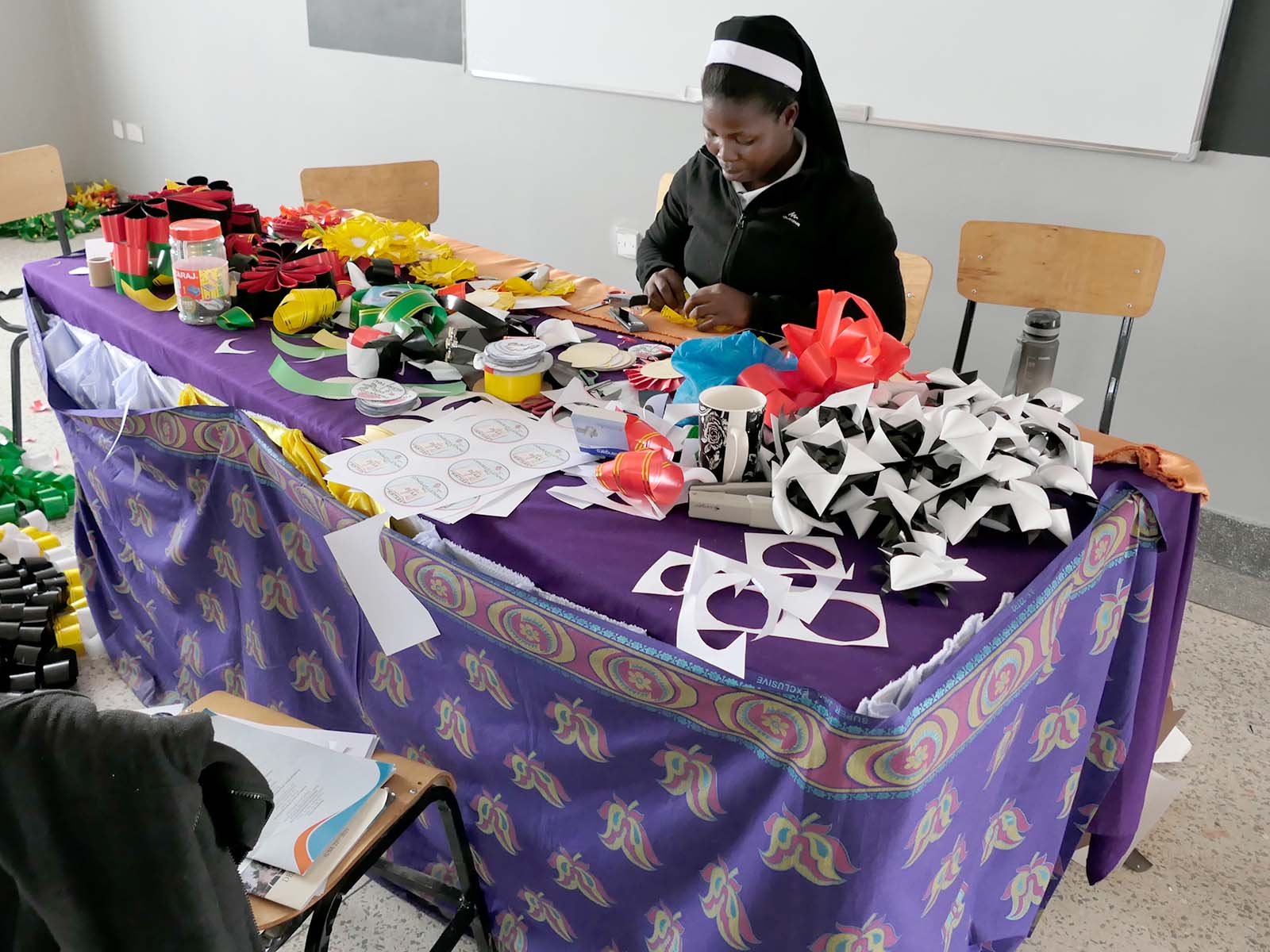 Hier werden Orden und Girlanden gebastelt