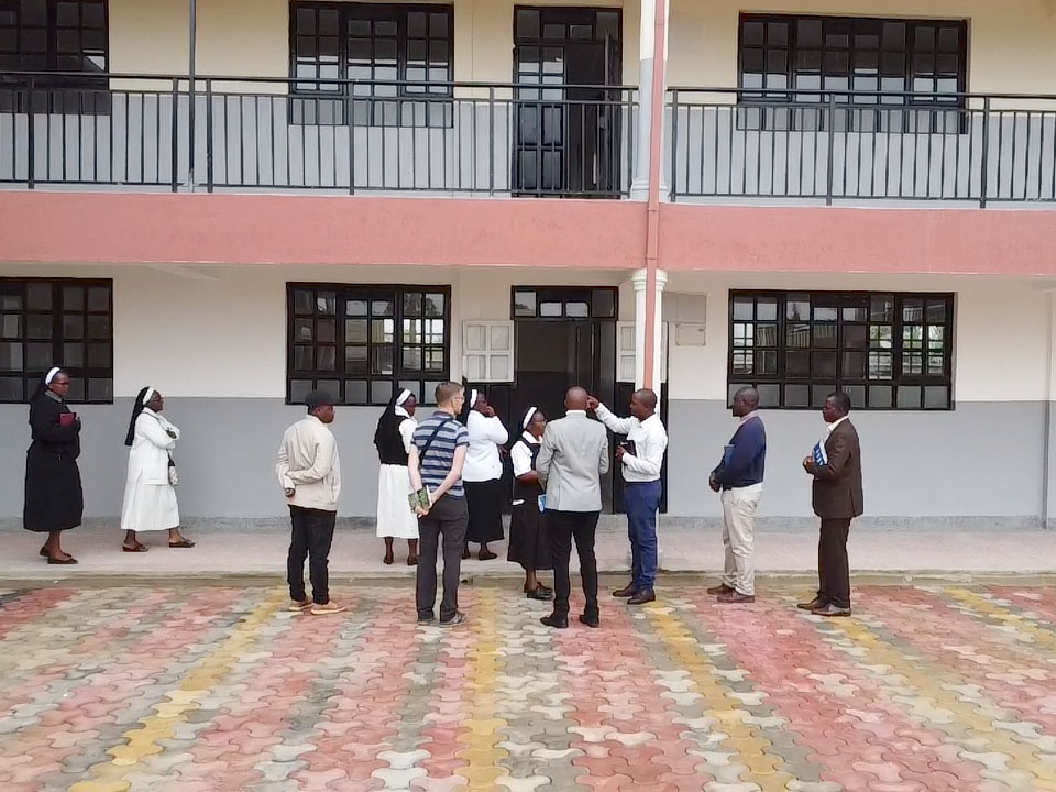 Architekten und Bauleiter im Gespräch mit unserem Team - Begehung der Secondary School 