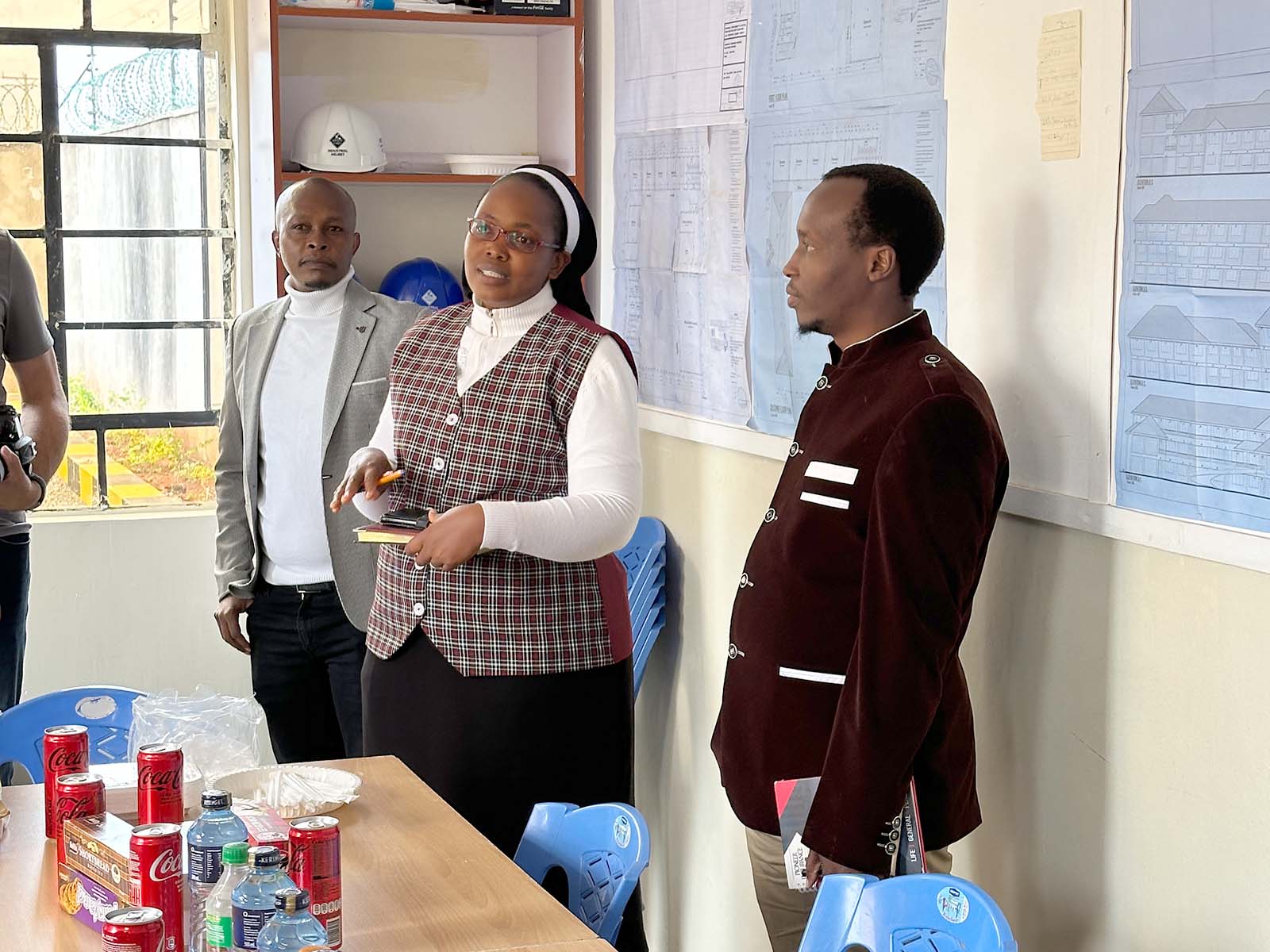 In der Mitte die Schulleiterin Sister Catherine Mulee